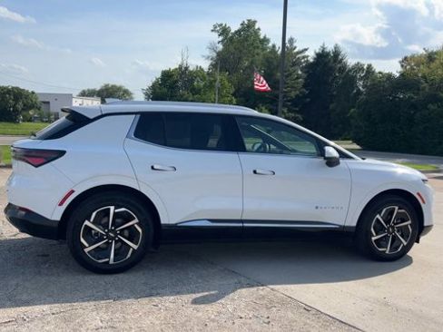 New 2025 Chevrolet Equinox EV LT image 9