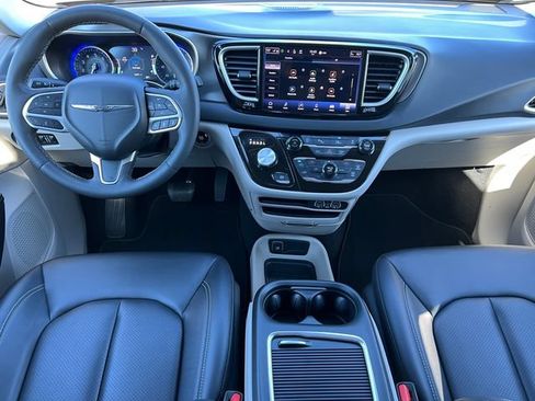 Used 2024 Chrysler Pacifica Touring-L FWD image 2