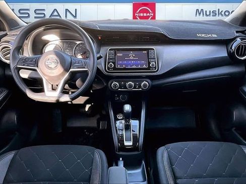 Used 2019 Nissan Kicks S image 7