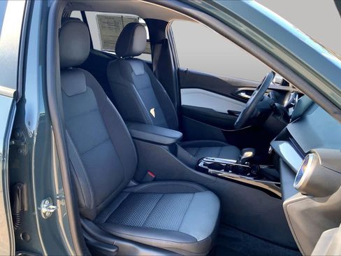 Used 2026 Chevrolet Trax LT w/ Sunroof Package FWD image 8