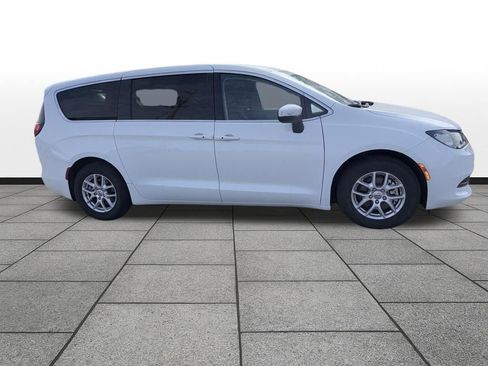 Used 2023 Chrysler Voyager LX FWD image 4