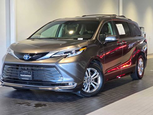 Used 2023 Toyota Sienna Platinum AWD/4WD image 1