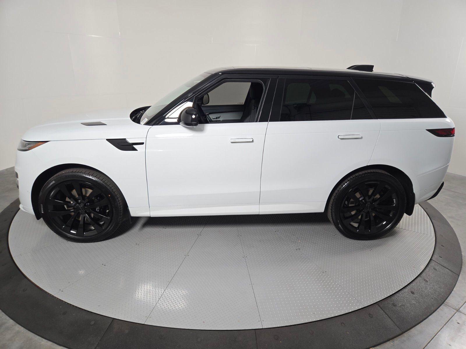 New 2026 Land Rover Range Rover Sport Dynamic SE AWD/4WD image 32