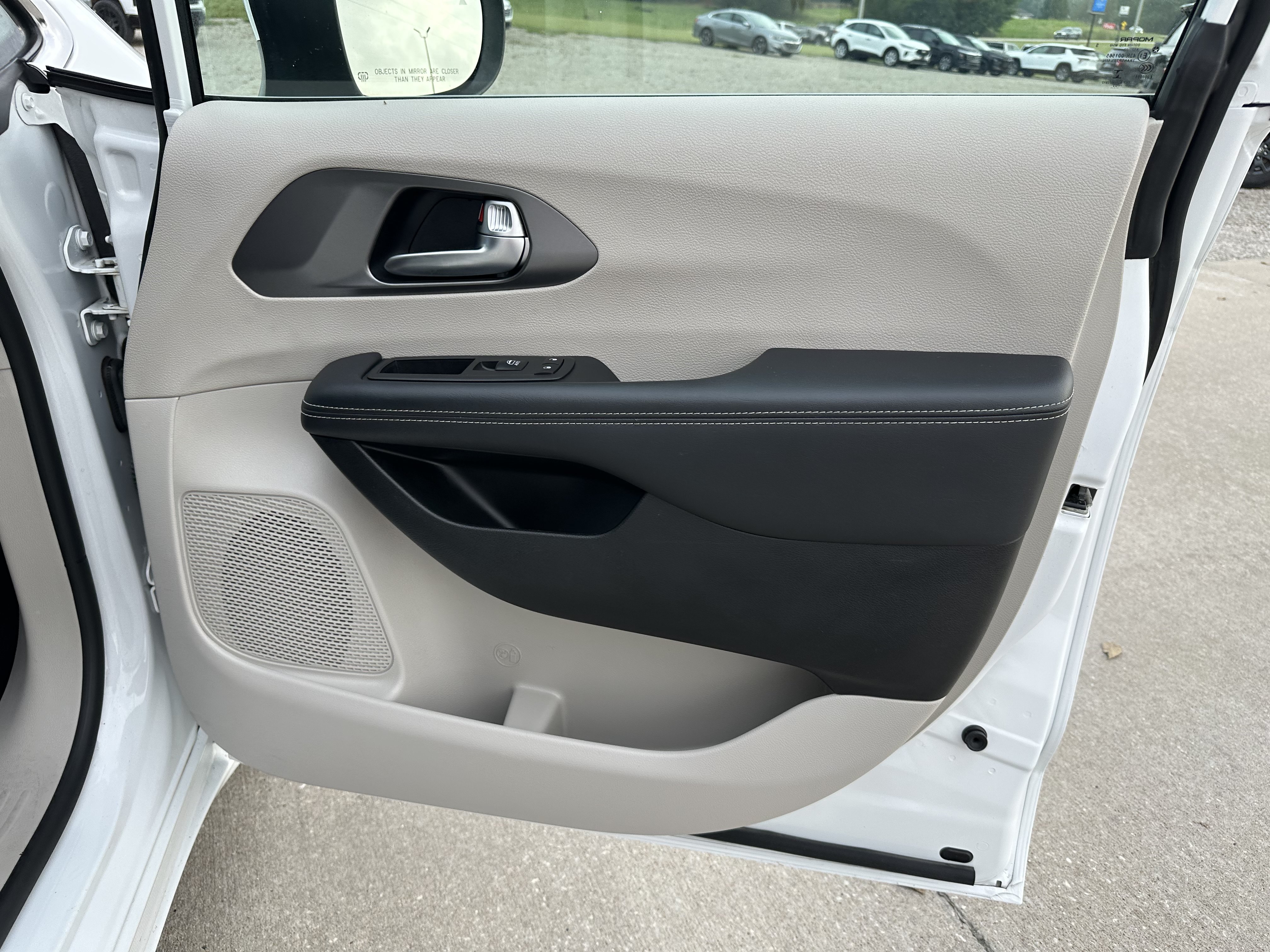 Used 2023 Chrysler Pacifica Touring-L FWD image 41