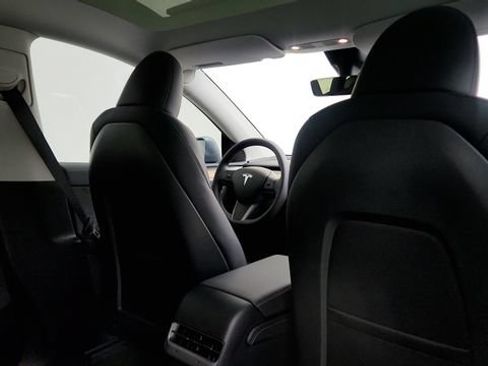 Used 2025 Tesla Model Y Long Range RWD image 39