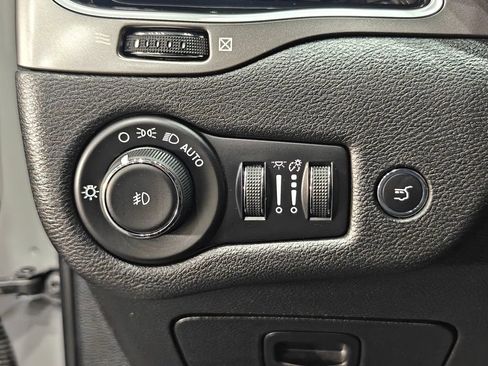 Used 2019 Jeep Cherokee Limited image 40