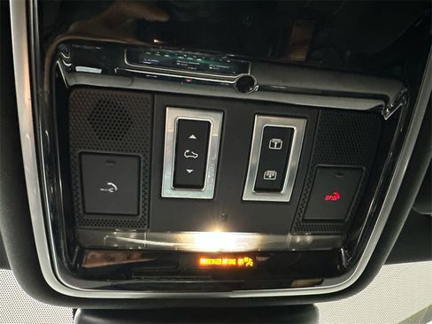 Used 2018 Land Rover Range Rover Velar R-Dynamic SE image 34