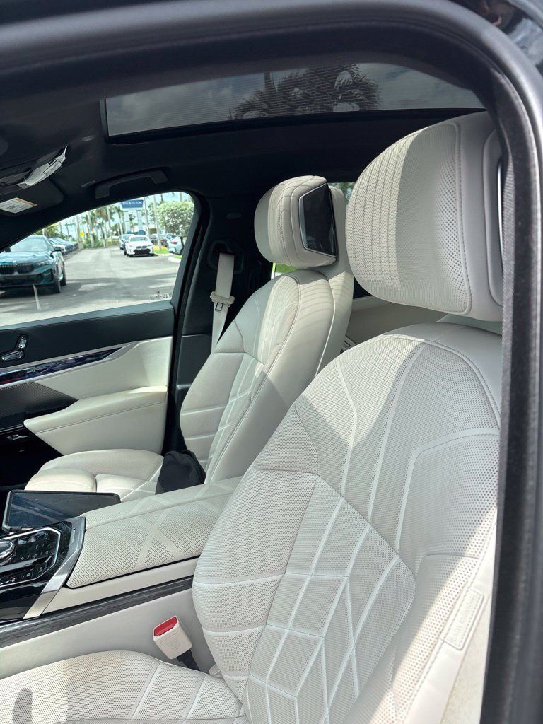 Used 2023 BMW 740i RWD image 3