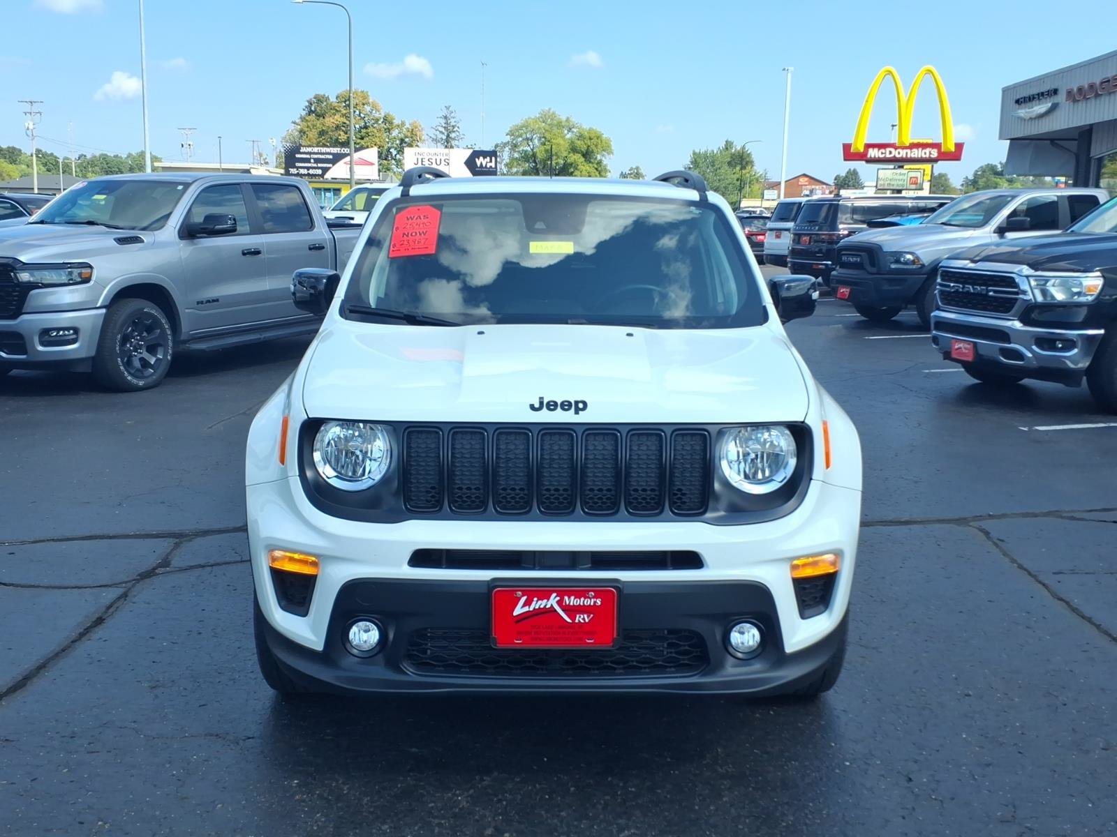 Used 2023 Jeep Renegade Altitude w/ Sun/Sound Group AWD/4WD image 9