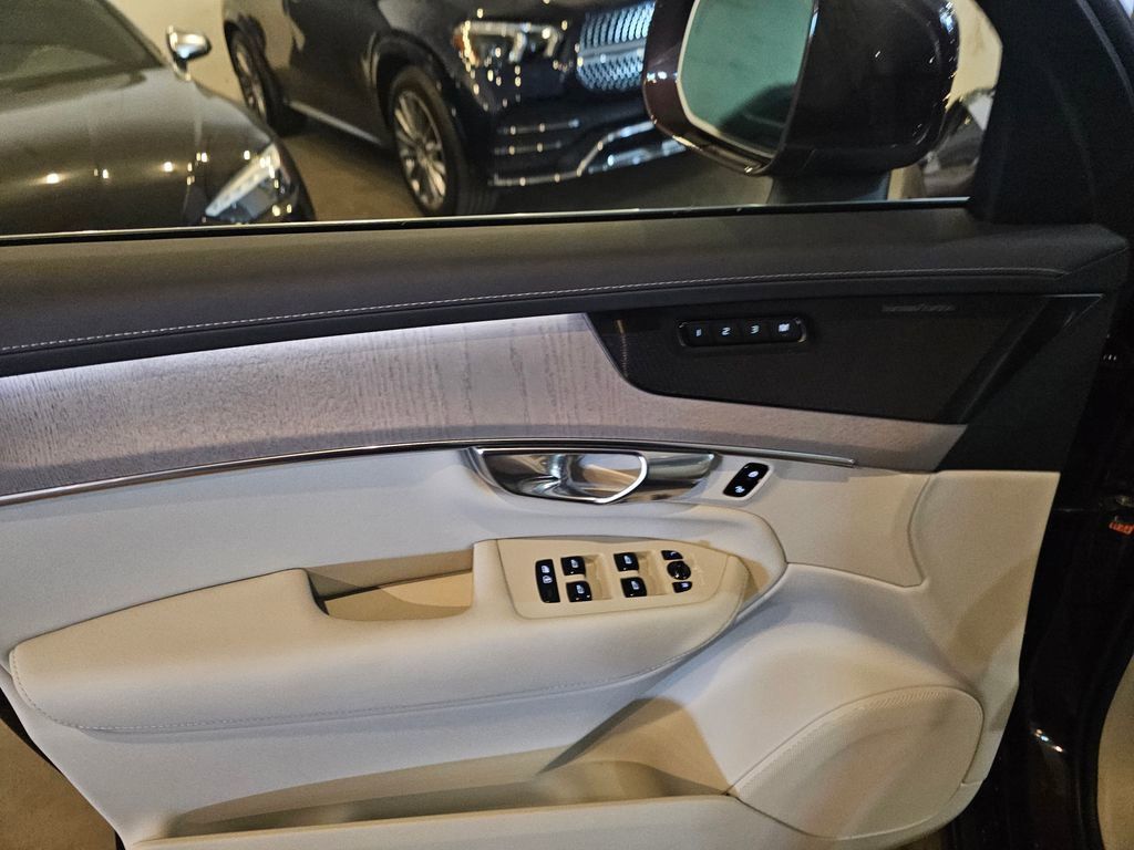 Certified 2025 Volvo XC90 T8 Ultra AWD/4WD image 19