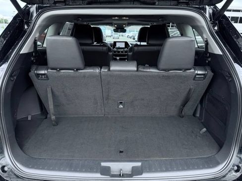 Used 2024 Toyota Highlander XLE AWD/4WD image 12