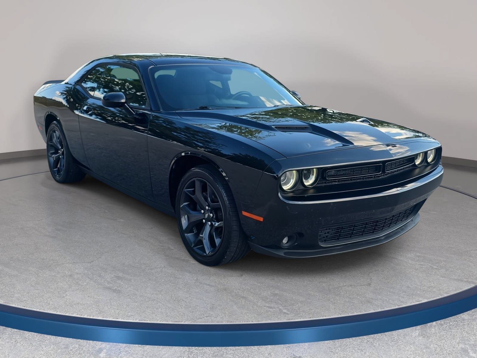 Used 2020 Dodge Challenger SXT w/ Blacktop Package RWD image 3