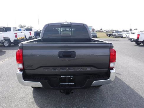 Used 2017 Toyota Tacoma TRD Off-Road image 6