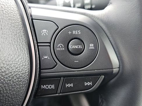 Used 2025 Toyota Corolla Cross LE image 9