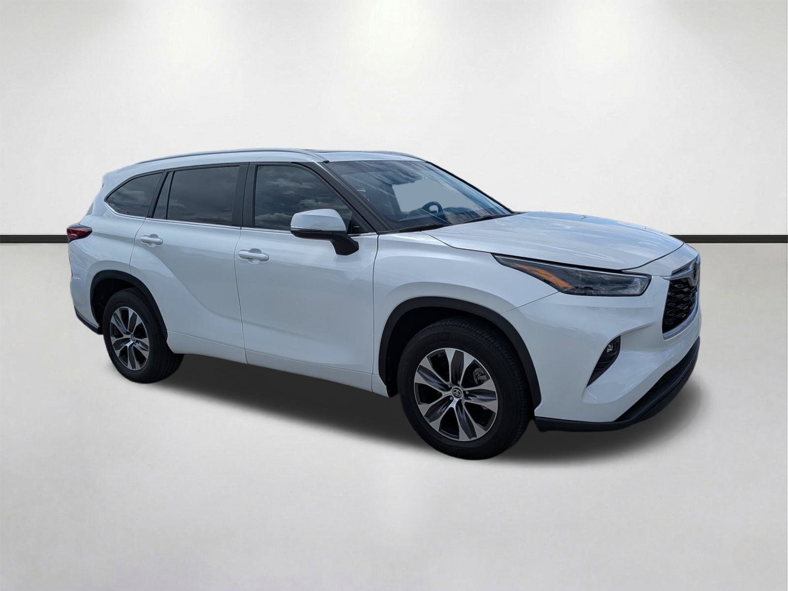 Used 2023 Toyota Highlander XLE FWD image 1