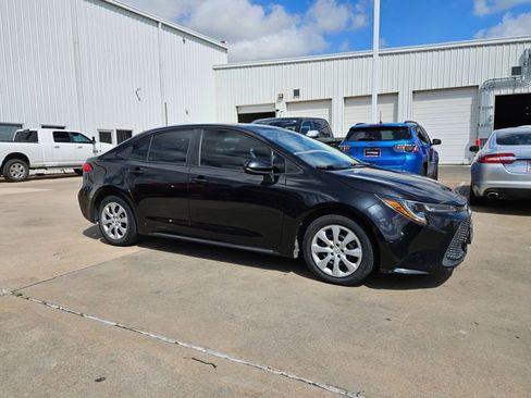 Used 2021 Toyota Corolla LE image 2