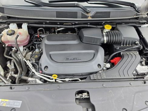 Used 2023 Chrysler Pacifica Touring-L FWD image 9