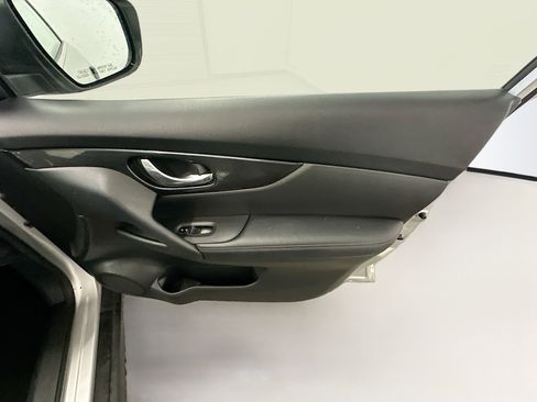 Used 2018 Nissan Rogue S AWD/4WD image 32