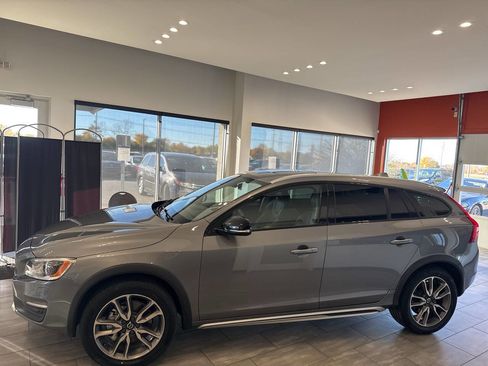 Used 2018 Volvo V60 T5 Cross Country Platinum image 11