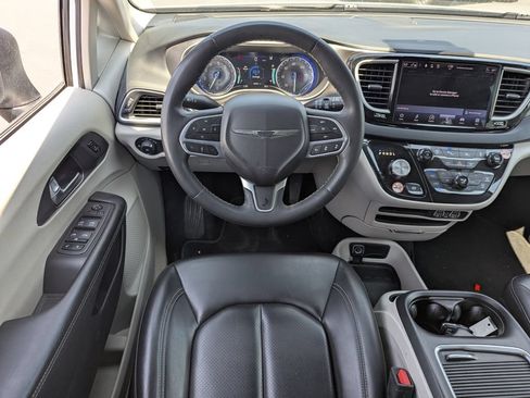 Used 2023 Chrysler Pacifica Touring-L FWD image 28