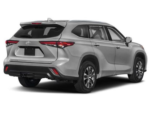 Used 2022 Toyota Highlander XLE AWD/4WD image 2