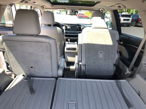 Used 2015 Toyota Highlander Limited Platinum AWD/4WD image 30