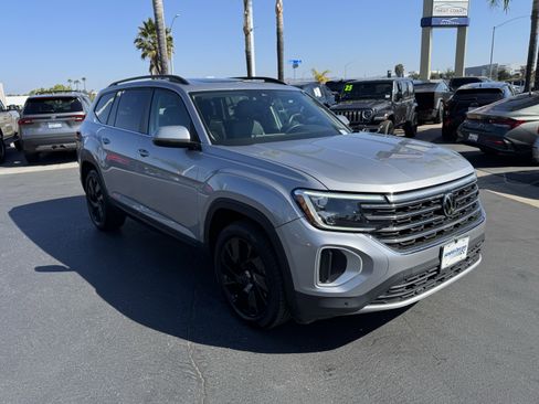 Used 2024 Volkswagen Atlas SE AWD/4WD image 2