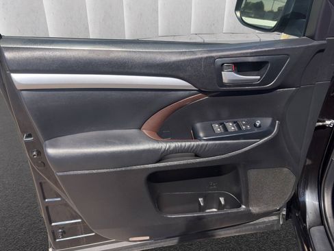 Used 2015 Toyota Highlander XLE AWD/4WD image 16