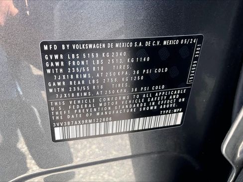 Used 2024 Volkswagen Tiguan SE image 35