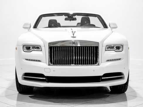 Used 2018 Rolls-Royce Dawn image 2