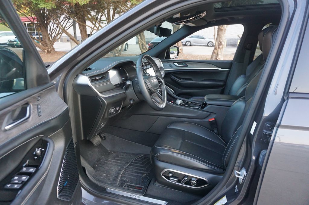 Used 2022 Jeep Grand Cherokee Overland w/ Luxury Tech Group IV RWD image 2