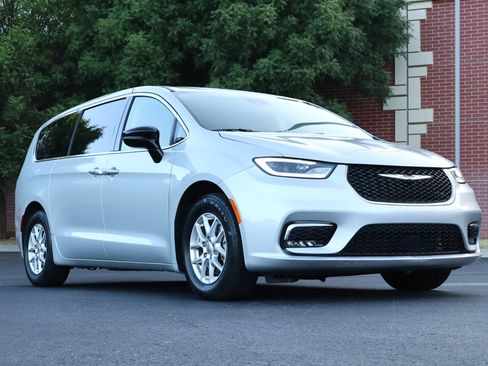Used 2024 Chrysler Pacifica Touring-L FWD image 1