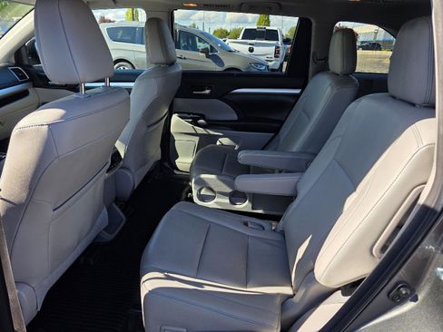 Used 2018 Toyota Highlander XLE AWD/4WD image 11