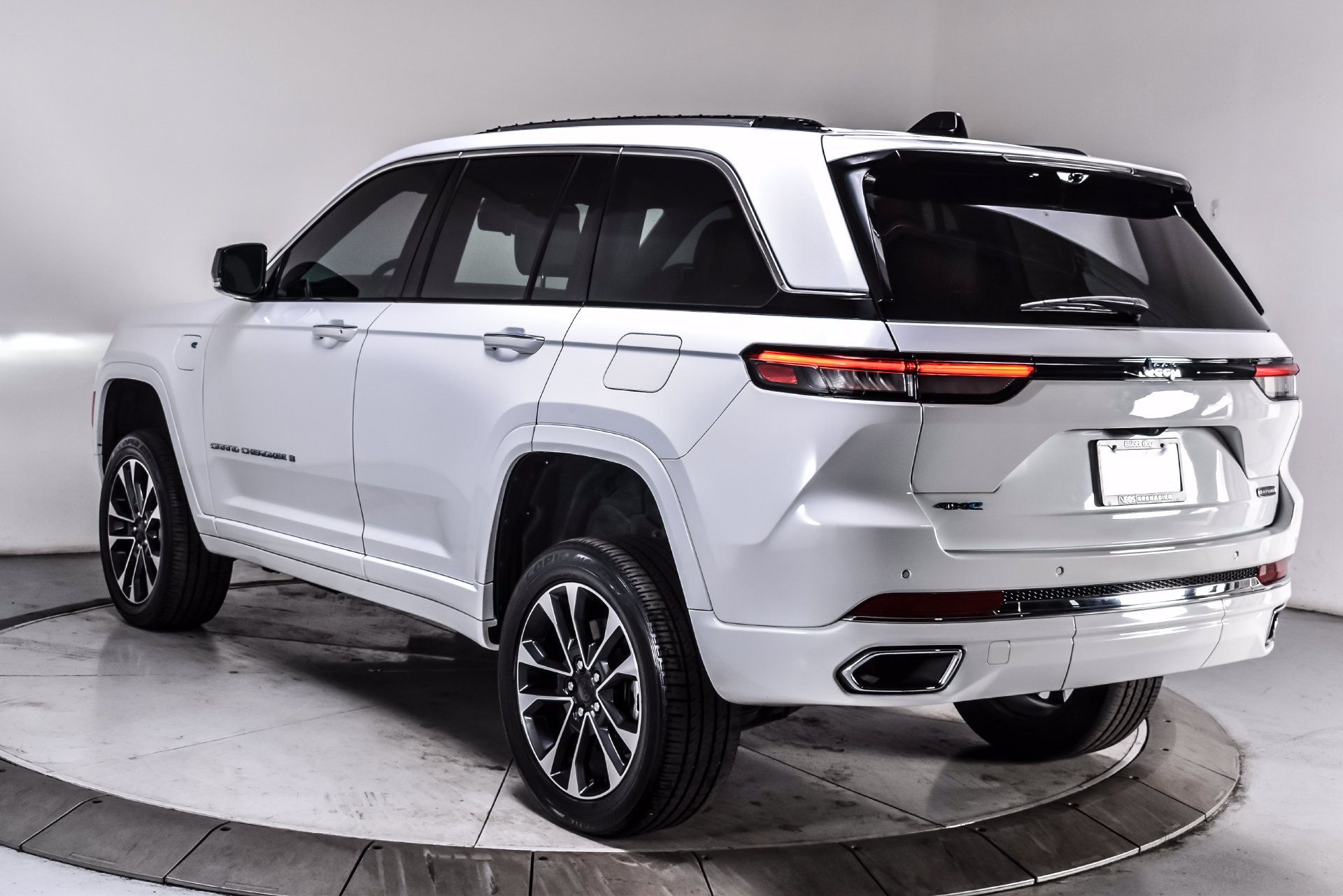 Used 2023 Jeep Grand Cherokee Overland w/ Luxury Tech Group IV AWD/4WD image 4