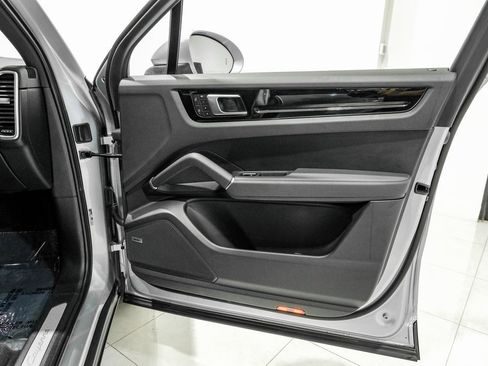Used 2023 Porsche Cayenne image 40