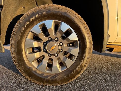 Used 2025 Chevrolet Silverado 2500 Custom w/ Custom Convenience Package image 9