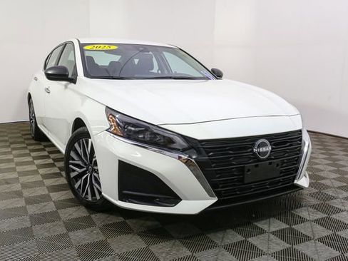 Used 2025 Nissan Altima 2.5 SV image 3