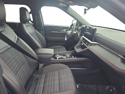 Used 2025 Ford Explorer ST-Line w/ ST-Line Street Pack image 16