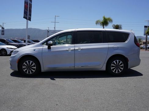 Used 2023 Chrysler Pacifica Limited image 8