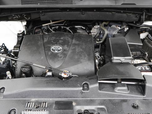 Used 2019 Toyota Highlander XLE AWD/4WD image 30