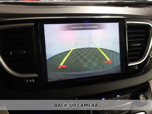 Used 2023 Chrysler Pacifica Touring-L FWD image 5