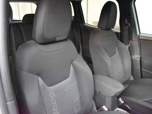 Used 2016 Jeep Renegade Latitude AWD/4WD image 23