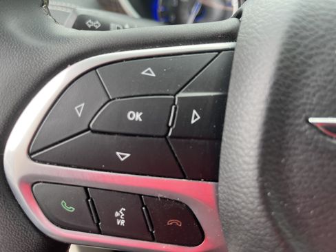 Used 2023 Chrysler Pacifica Limited FWD image 19
