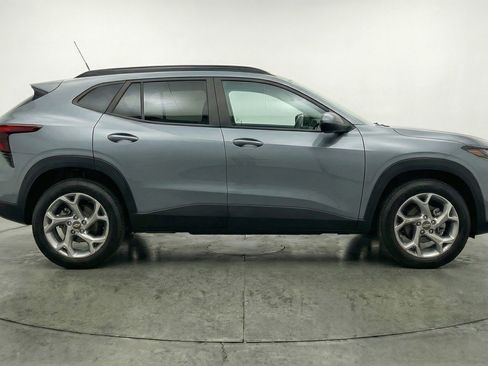 Used 2025 Chevrolet Trax LT w/ LT Convenience Package image 11