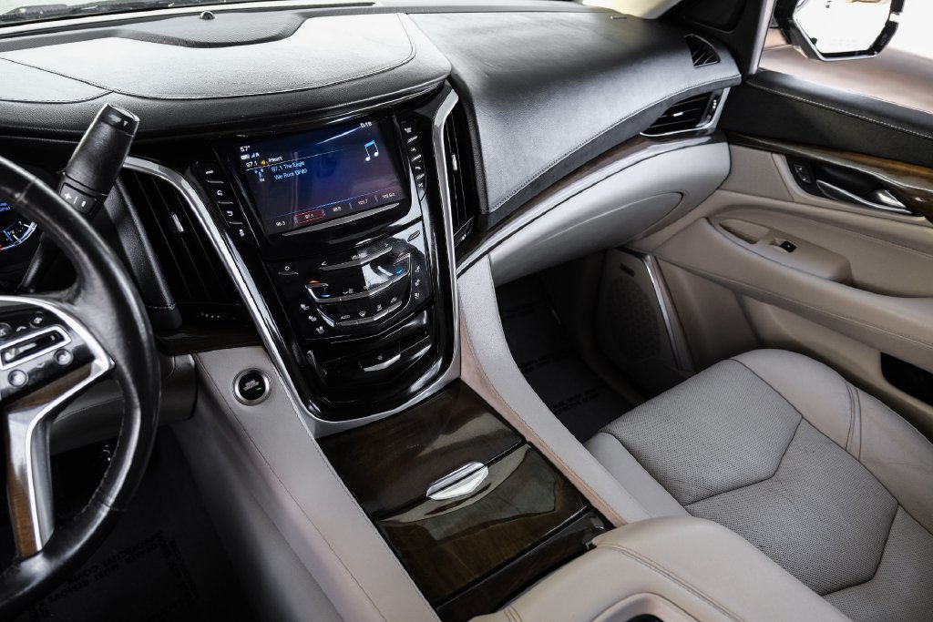Used 2019 Cadillac Escalade ESV Luxury AWD/4WD image 24