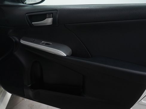 Used 2014 Toyota Camry SE image 9