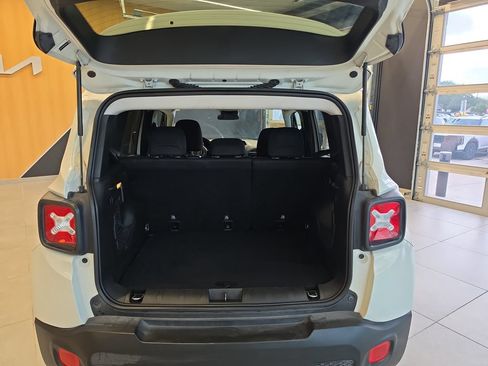 Used 2018 Jeep Renegade Altitude FWD image 29