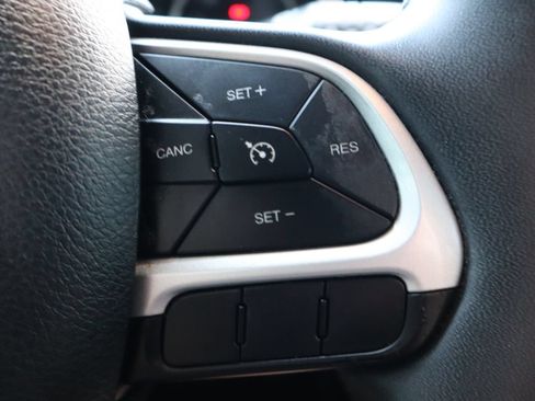 Used 2018 Jeep Renegade Latitude FWD image 30