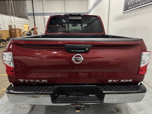 Used 2018 Nissan Titan SV image 6