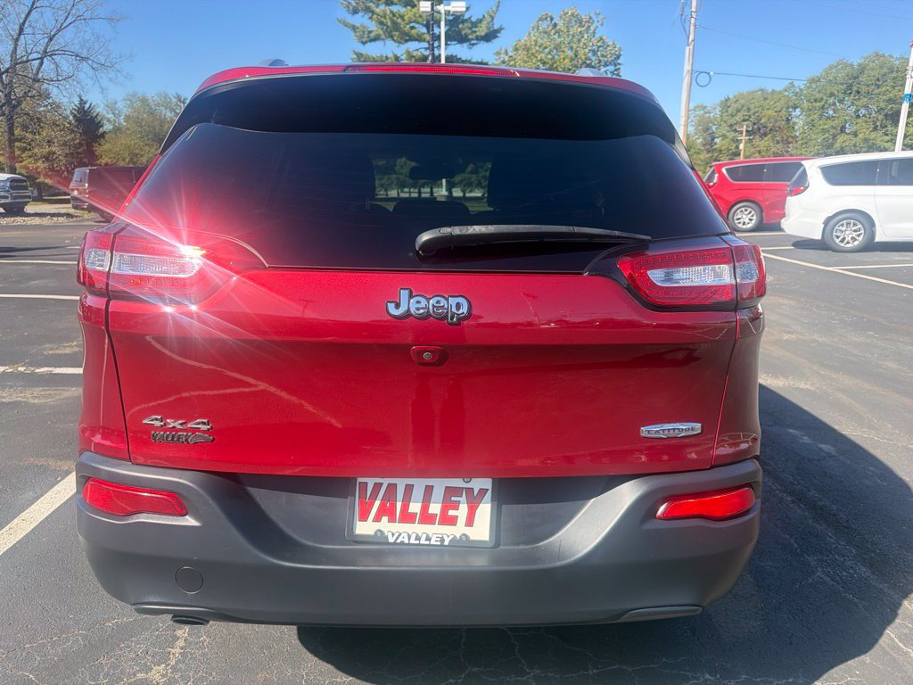 Used 2016 Jeep Cherokee Latitude w/ Cold Weather Group AWD/4WD image 5